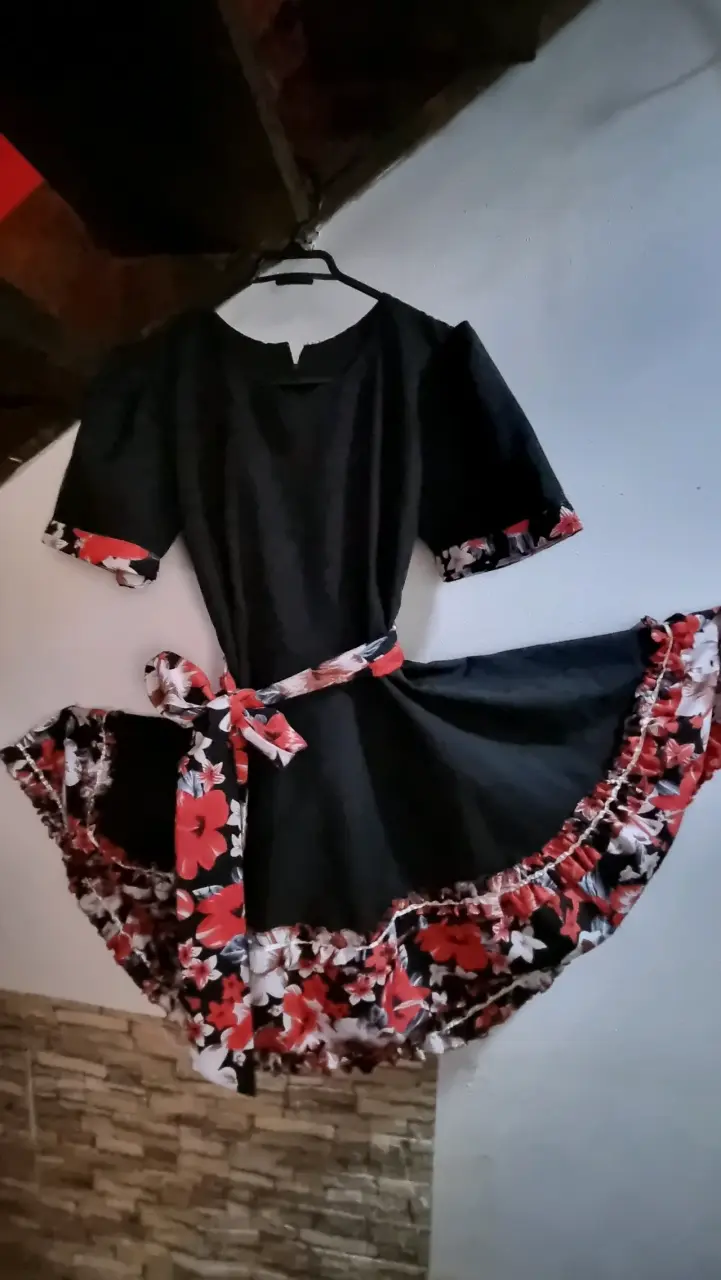 Vestido negro con estampado floral - 3