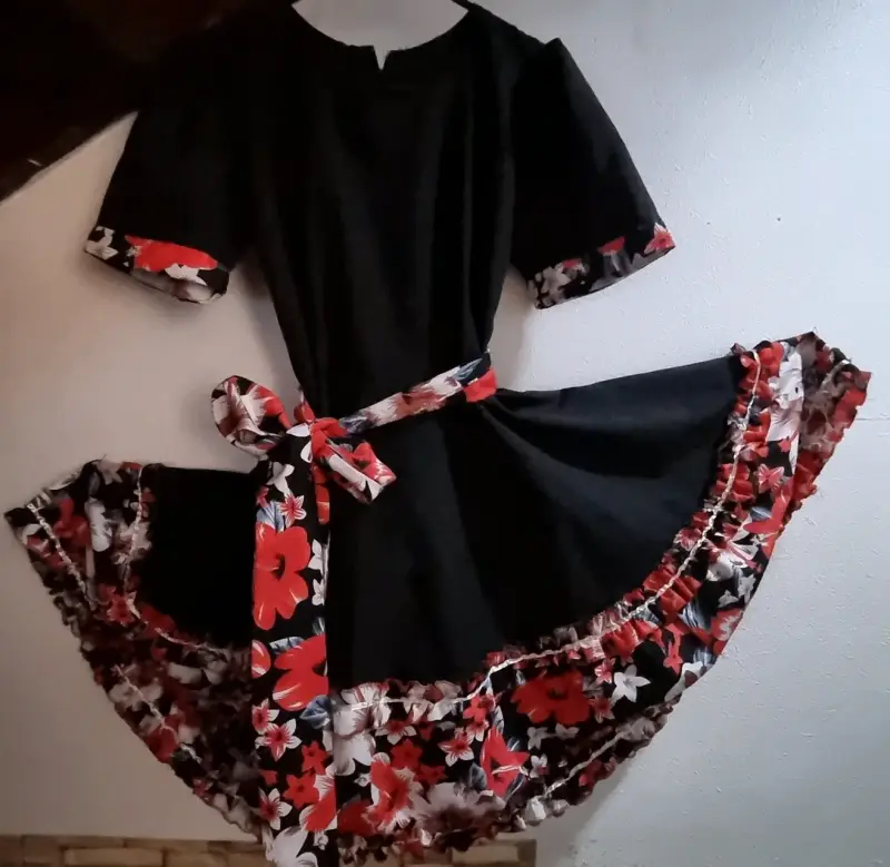 Vestido negro con estampado floral - 4