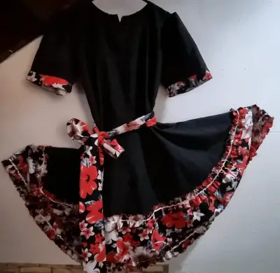 Vestido negro con estampado floral - miniatura 4