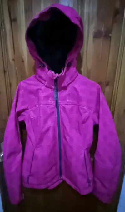 Chaqueta impermeable rosa con capucha - miniatura 1