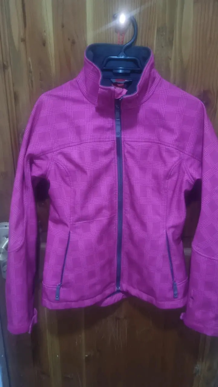 Chaqueta impermeable rosa con capucha - 3