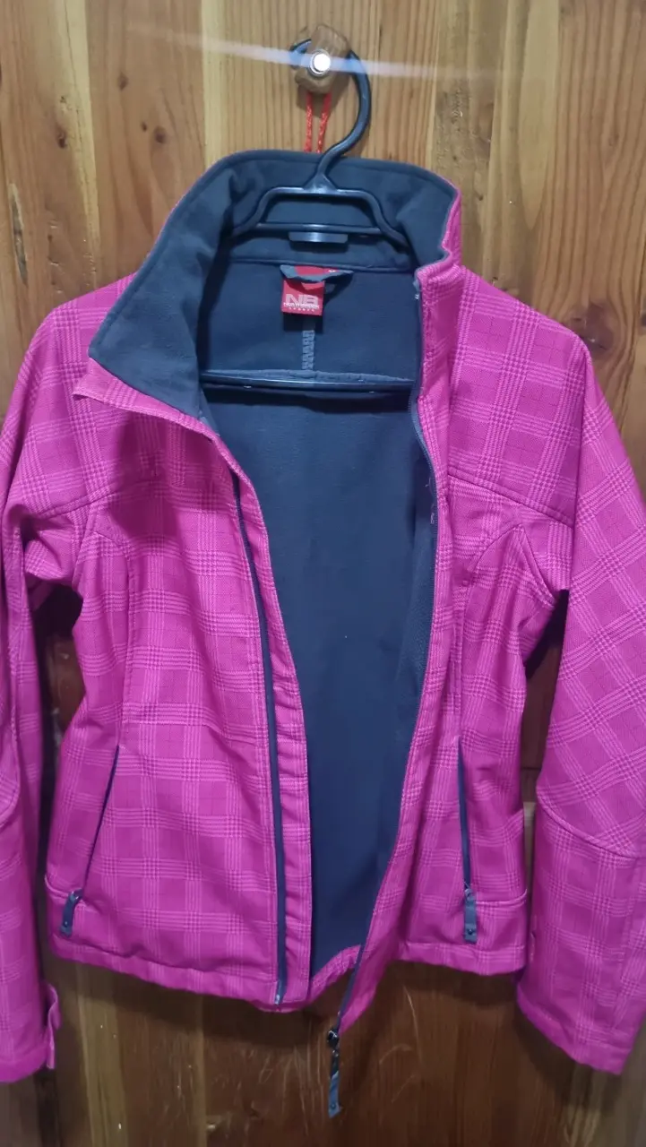 Chaqueta impermeable rosa con capucha - 4