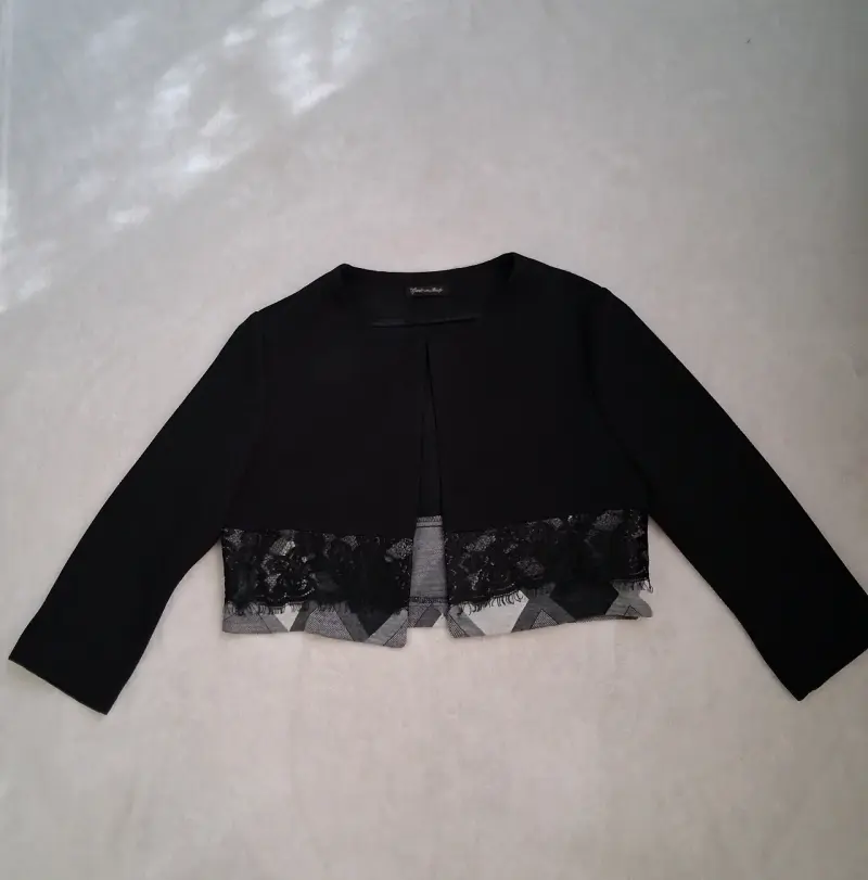 Chaqueta corta negra con encaje - 2