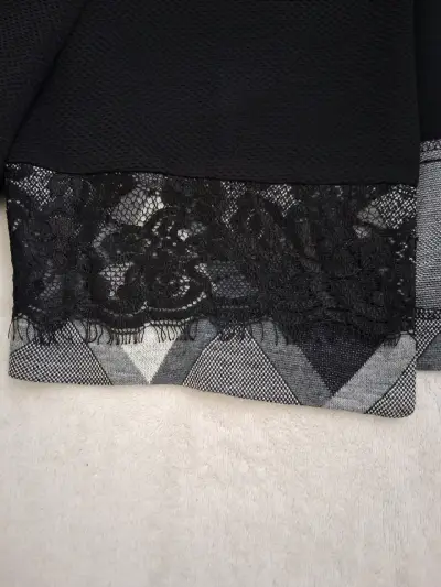 Chaqueta corta negra con encaje - miniatura 3
