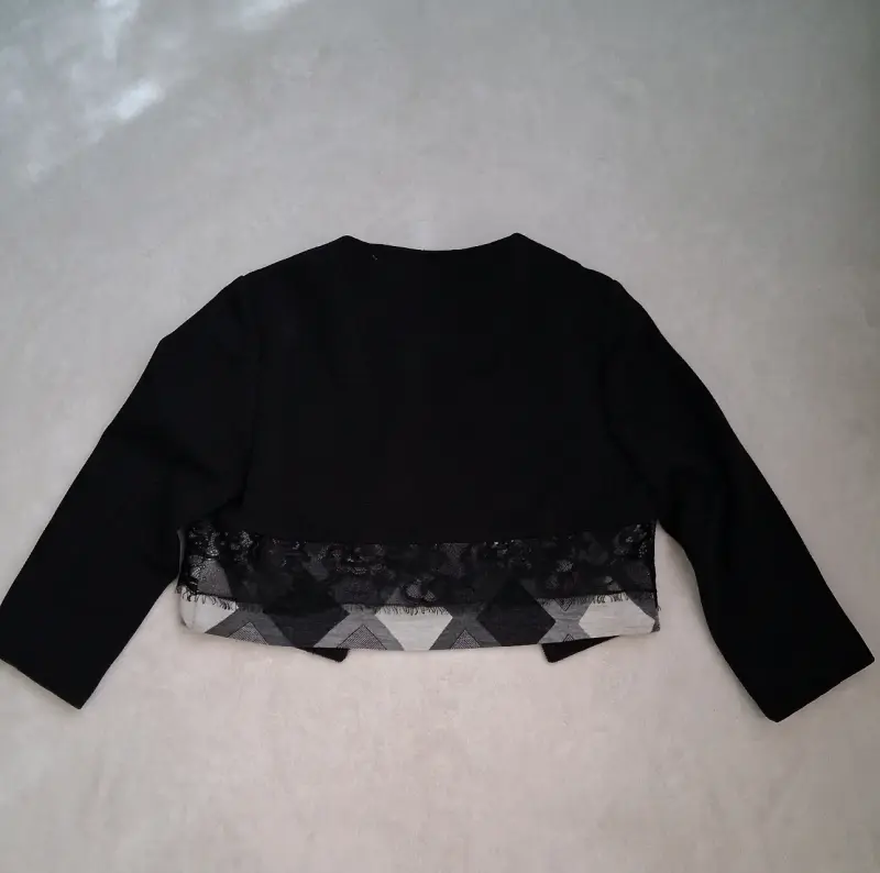 Chaqueta corta negra con encaje - 4