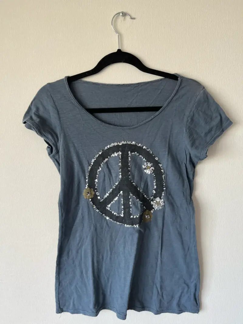 Polera azul con símbolo de paz y lentejuelas