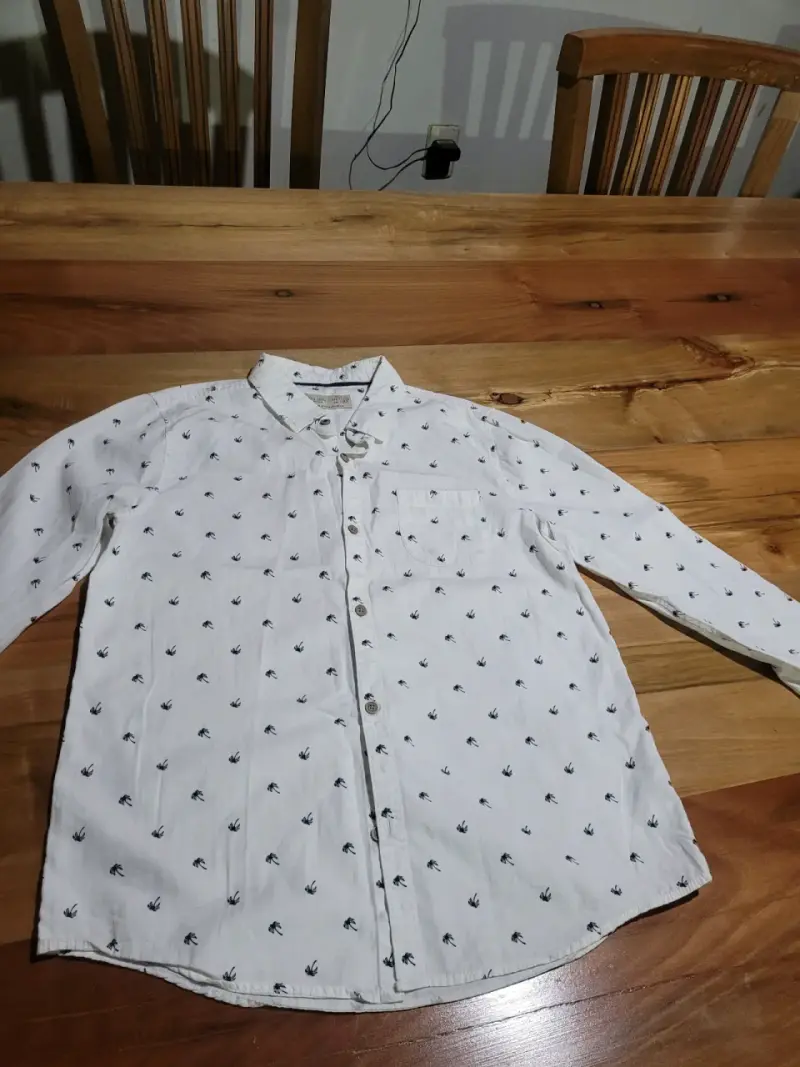 Camisa blanca con estampado de pájaros