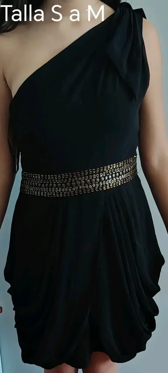 Vestido negro asimétrico con cinturón
