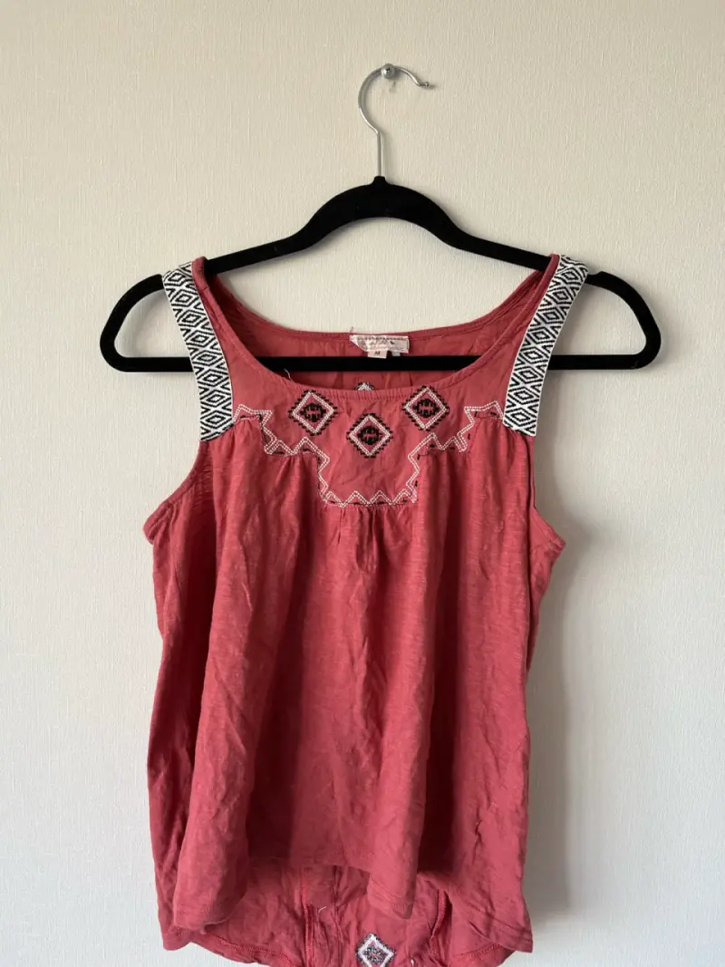 Blusa sin mangas bordada color terracota