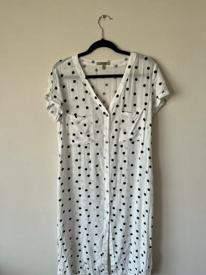 Vestido camisero blanco con lunares negros