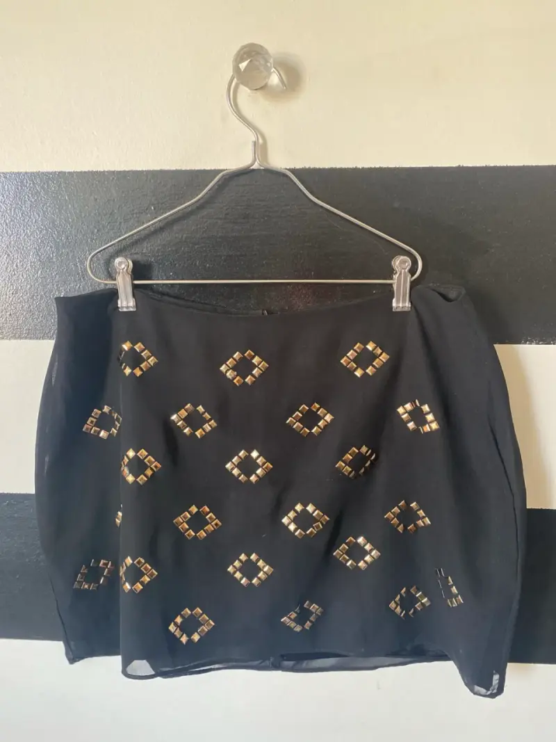 Falda negra con apliques dorados