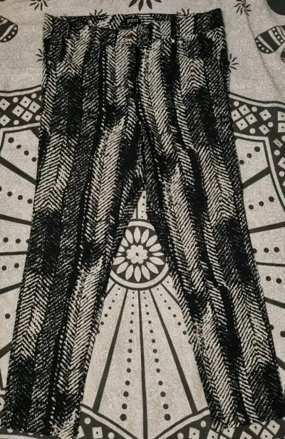 Pantalones estampados en blanco y negro Patt - miniatura 1