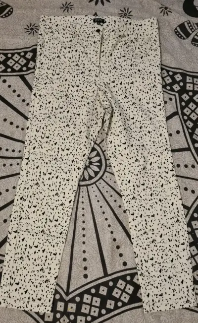 Pantalones estampados en blanco y negro Patt - miniatura 2