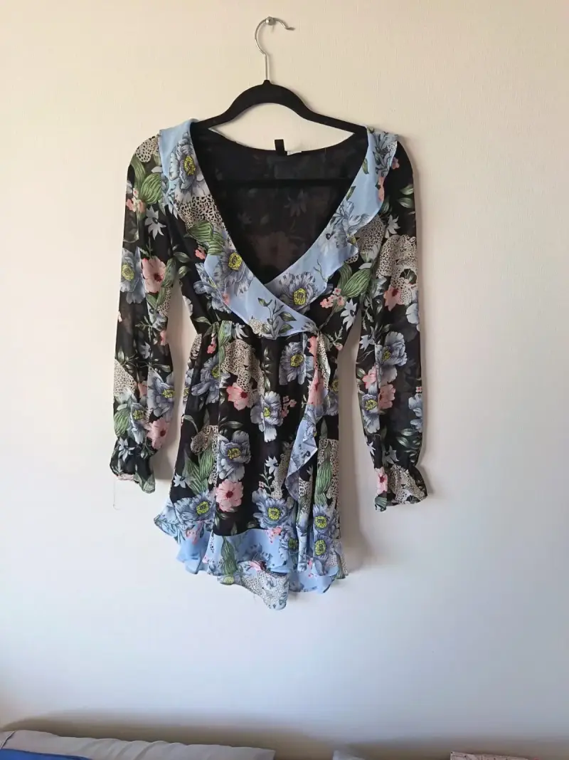 Vestido floral con volantes y mangas largas