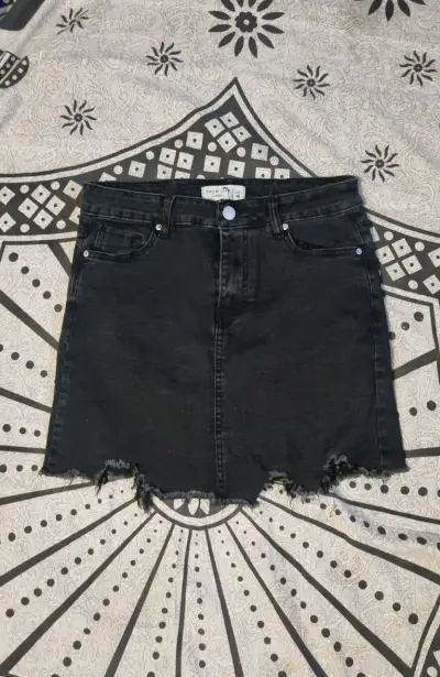 Falda de mezclilla negra con borde deshilachado - miniatura 1