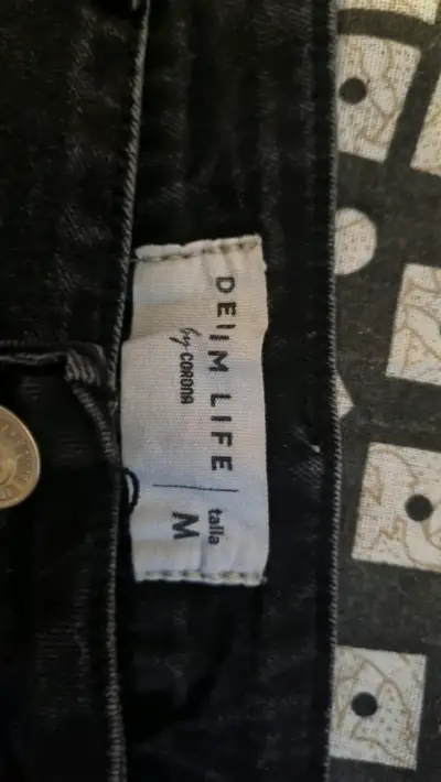 Falda de mezclilla negra con borde deshilachado - miniatura 2