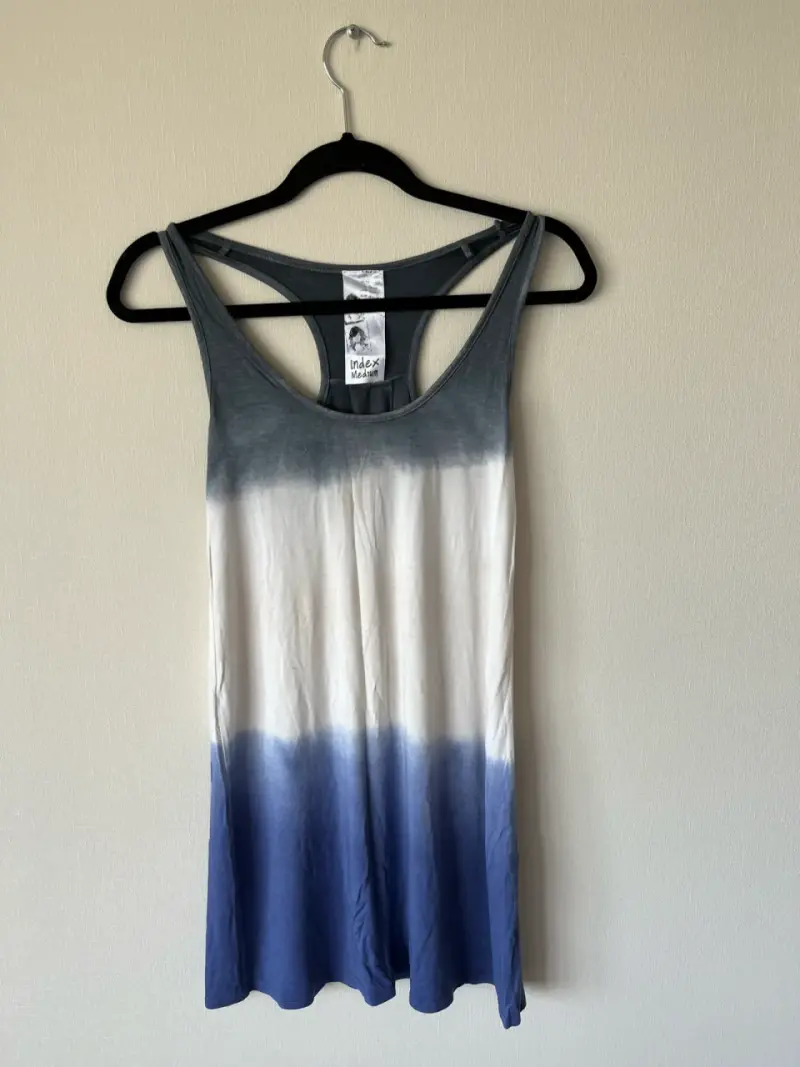 Polera si mangas degradado azul y blanco