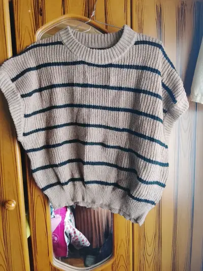 Chaleco tejido a rayas beige y negro - miniatura 1