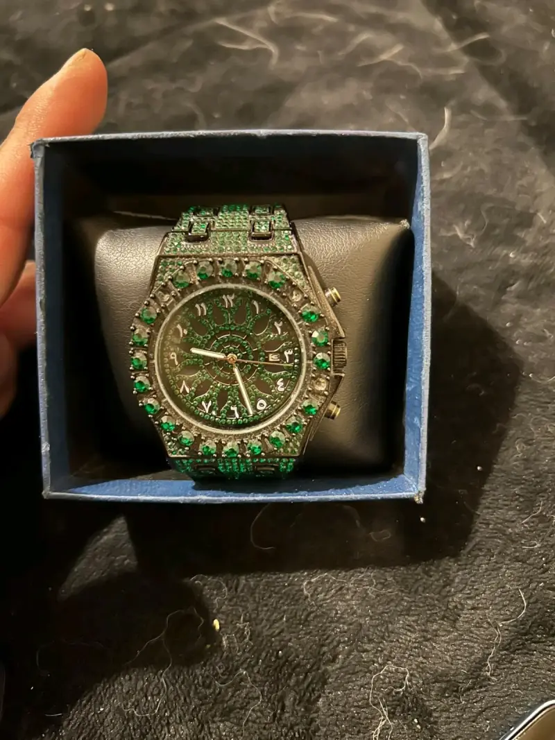 Reloj de lujo con incrustaciones verdes - 1