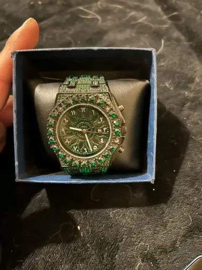 Reloj de lujo con incrustaciones verdes - miniatura 1