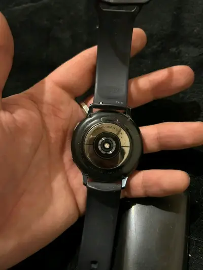 Reloj de lujo con incrustaciones verdes - miniatura 2