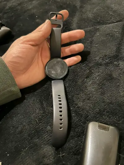 Reloj de lujo con incrustaciones verdes - miniatura 3