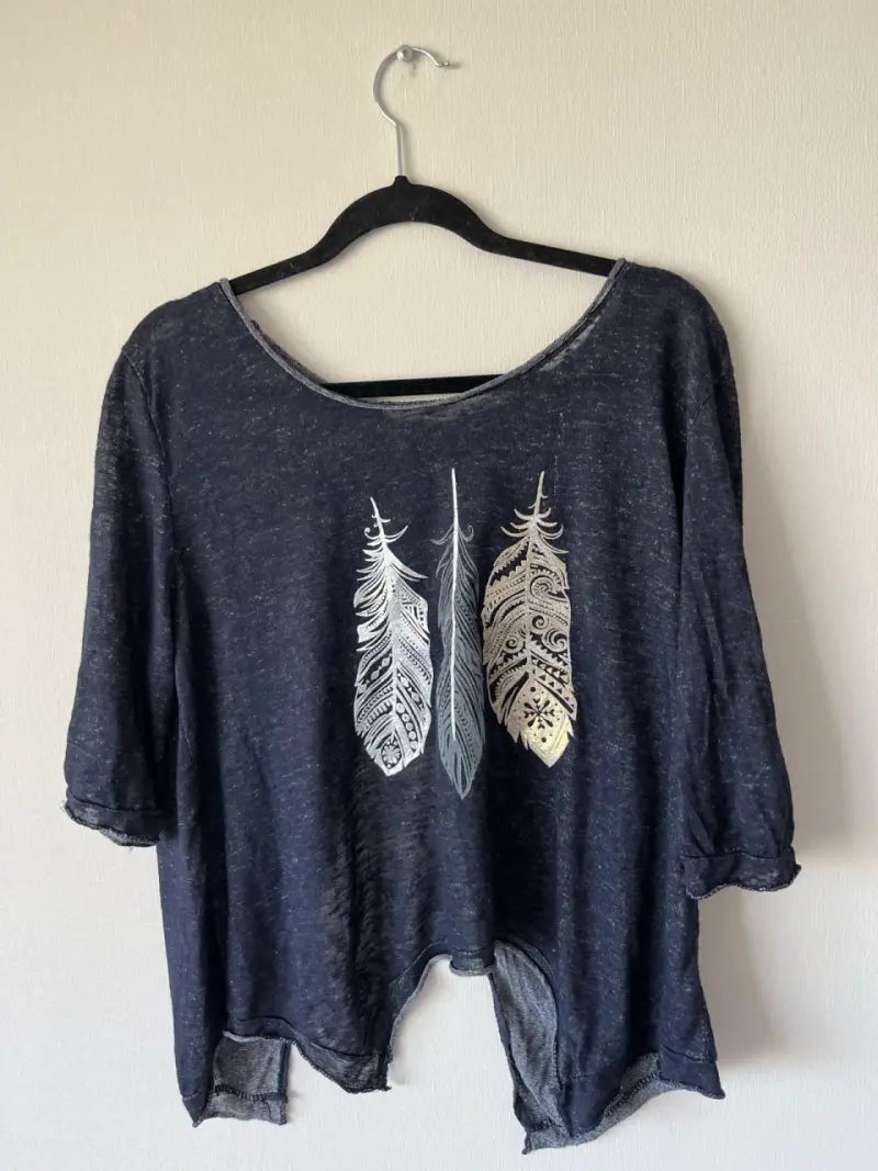 Polera azul con diseño de plumas