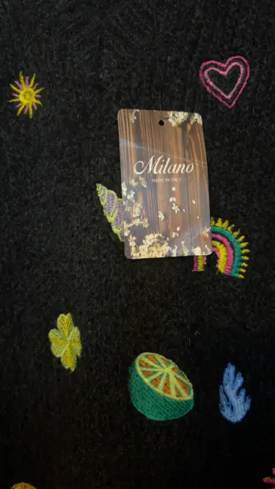 Suéter negro con bordados coloridos Milano - miniatura 2