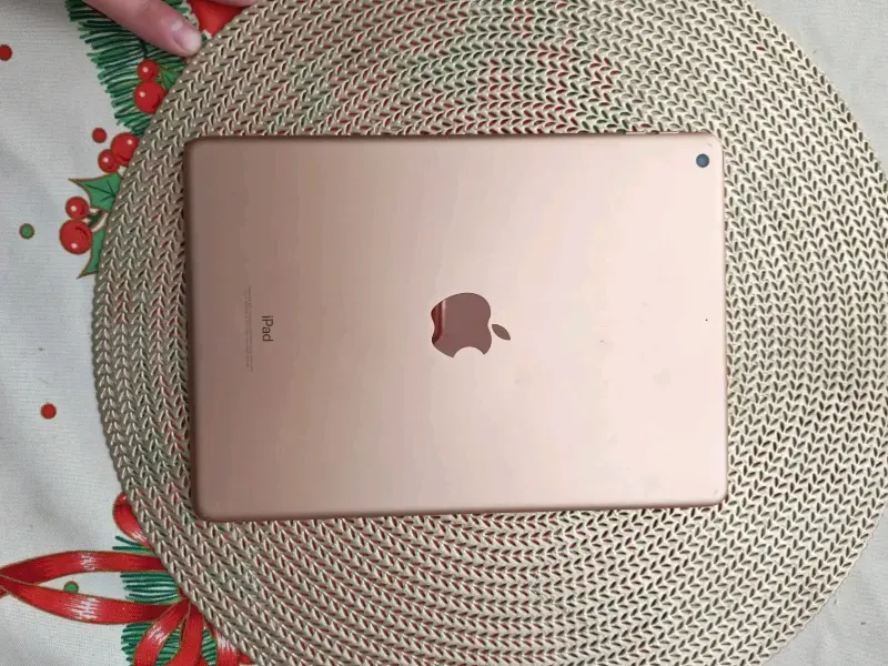 iPad dorado en buen estado - 1