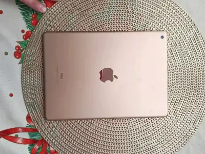iPad dorado en buen estado - miniatura 1