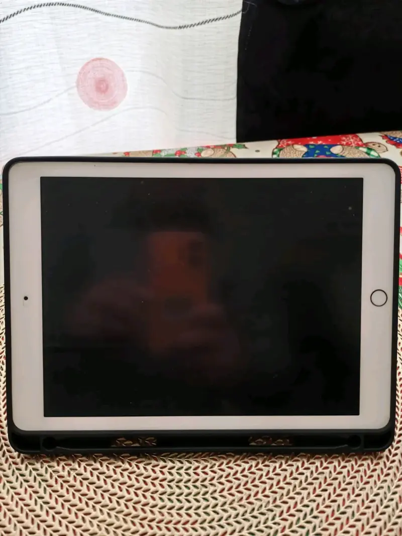 iPad dorado en buen estado - 2