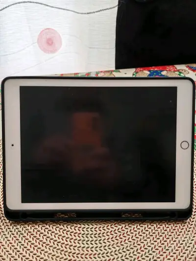 iPad dorado en buen estado - miniatura 2