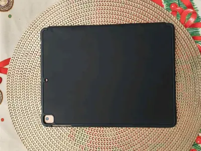 iPad dorado en buen estado - miniatura 3