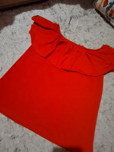 Polera roja con volantes para mujer - miniatura 1