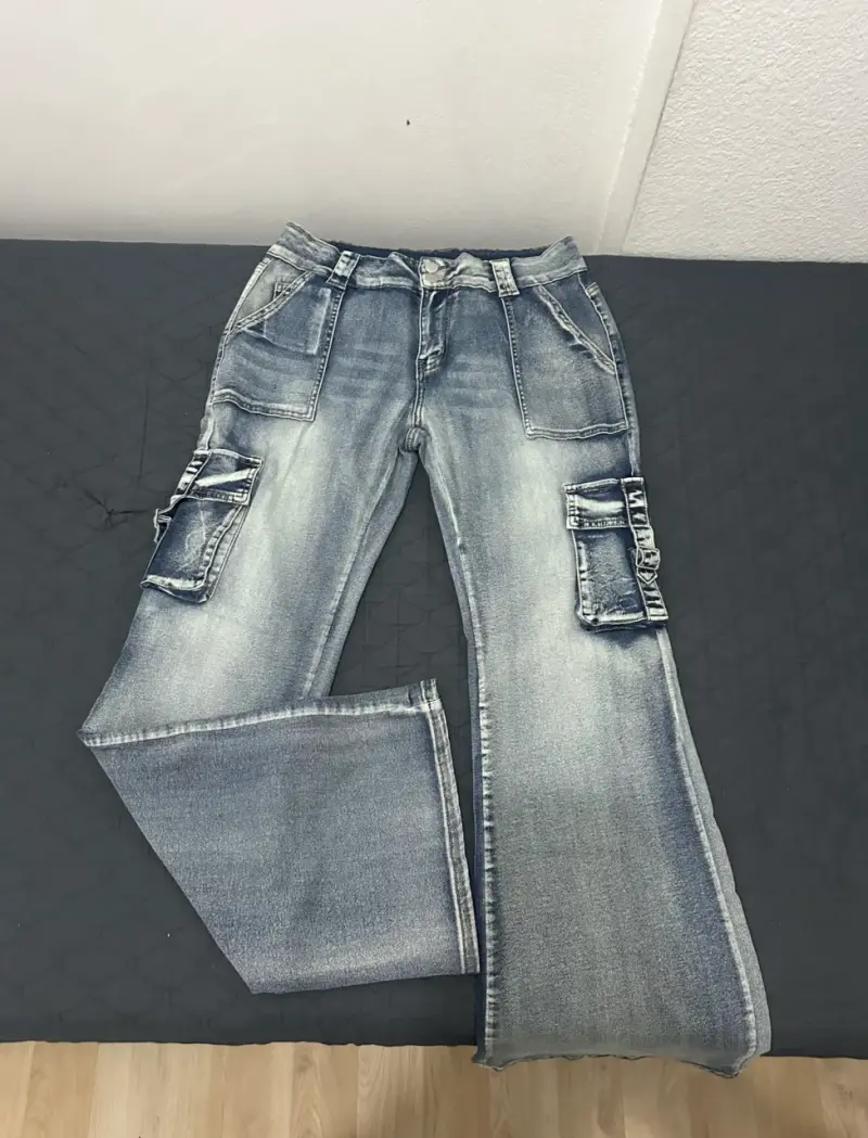Jeans cargo de mezclilla azul desgastado - 2