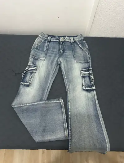 Jeans cargo de mezclilla azul desgastado - miniatura 2