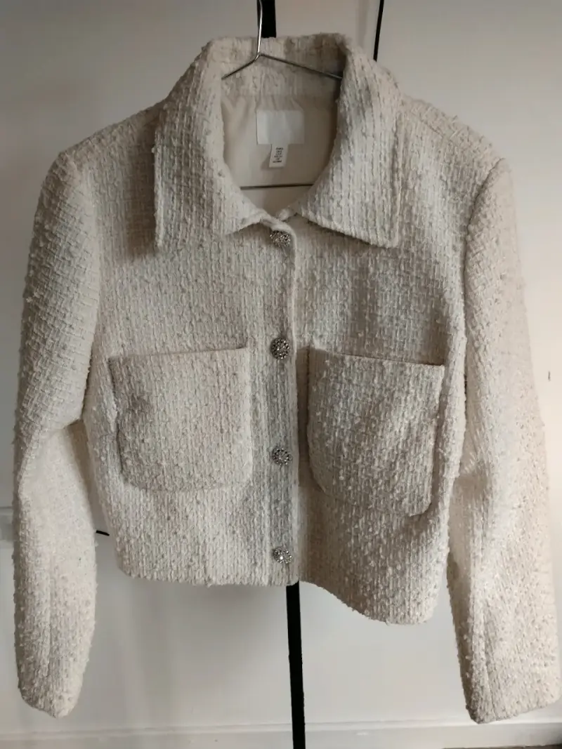 Chaqueta de tweed blanca con botones decorativos - 1