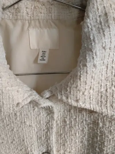 Chaqueta de tweed blanca con botones decorativos - miniatura 2