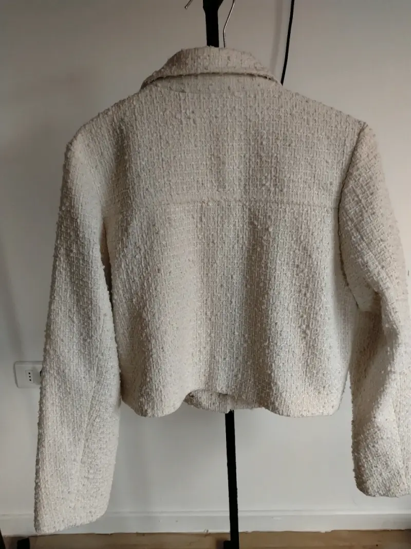 Chaqueta de tweed blanca con botones decorativos - 3