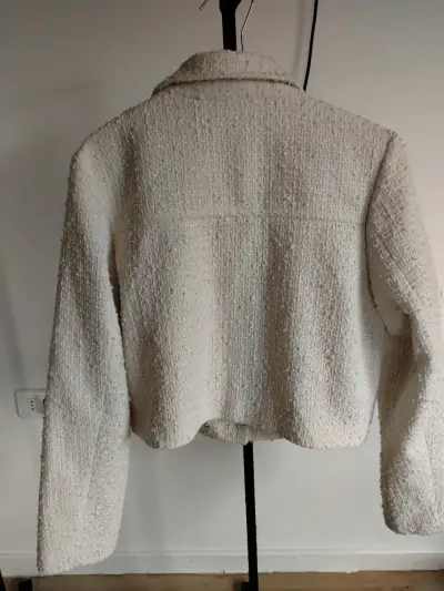 Chaqueta de tweed blanca con botones decorativos - miniatura 3