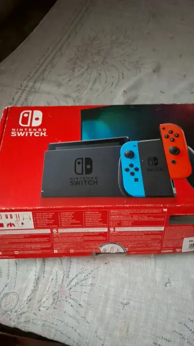 Consola Nintendo Switch con Joy-Con rojo y azul - miniatura 1