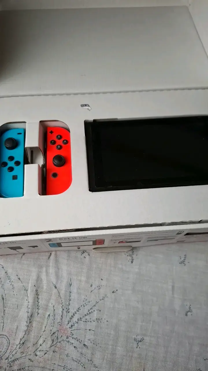 Consola Nintendo Switch con Joy-Con rojo y azul - 2
