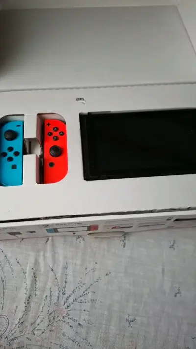 Consola Nintendo Switch con Joy-Con rojo y azul - miniatura 2