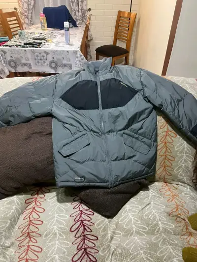Chaqueta acolchada gris para invierno - miniatura 1