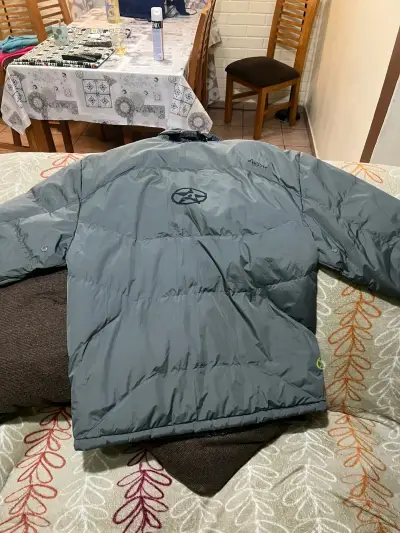 Chaqueta acolchada gris para invierno - miniatura 2