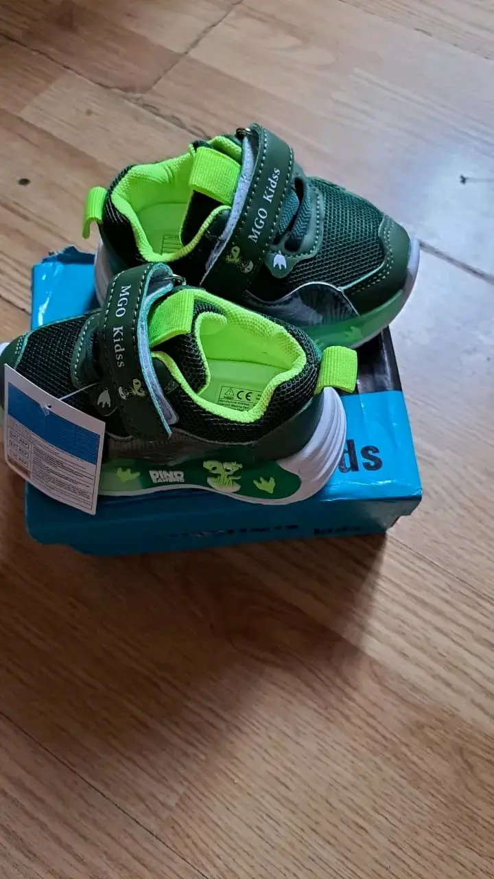 Zapatillas infantiles luminosas verde aun disponib - 2