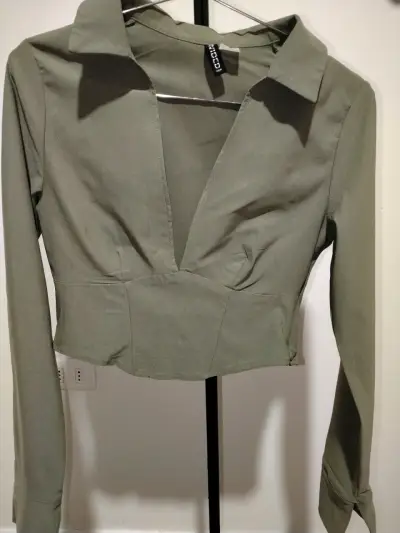Blusa verde oliva con escote profundo - miniatura 1