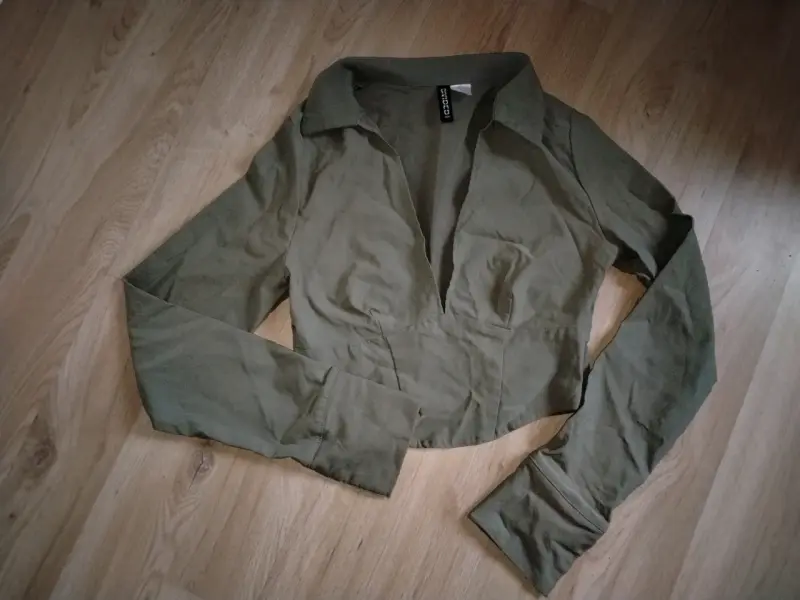 Blusa verde oliva con escote profundo - 3