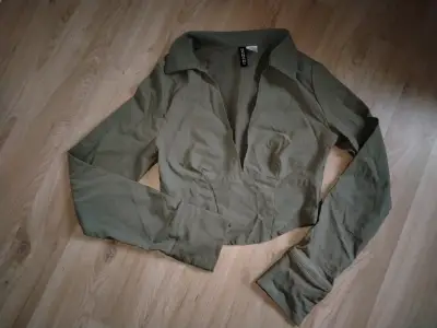 Blusa verde oliva con escote profundo - miniatura 3