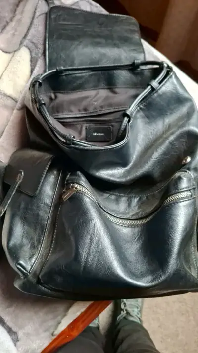 Mochila de cuero negra con bolsillos - miniatura 1